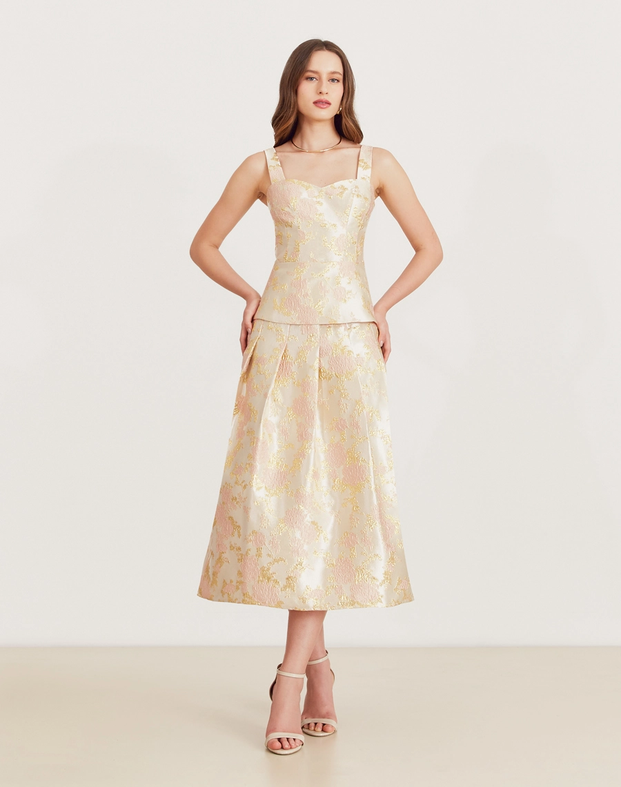 O Top Elisabete é confeccionado em jacquard, um tecido texturizado com caimento estruturado. Perfeito para transitar entre diferentes ocasiões, como coquetéis, jantares especiais ou ocasiões formais.