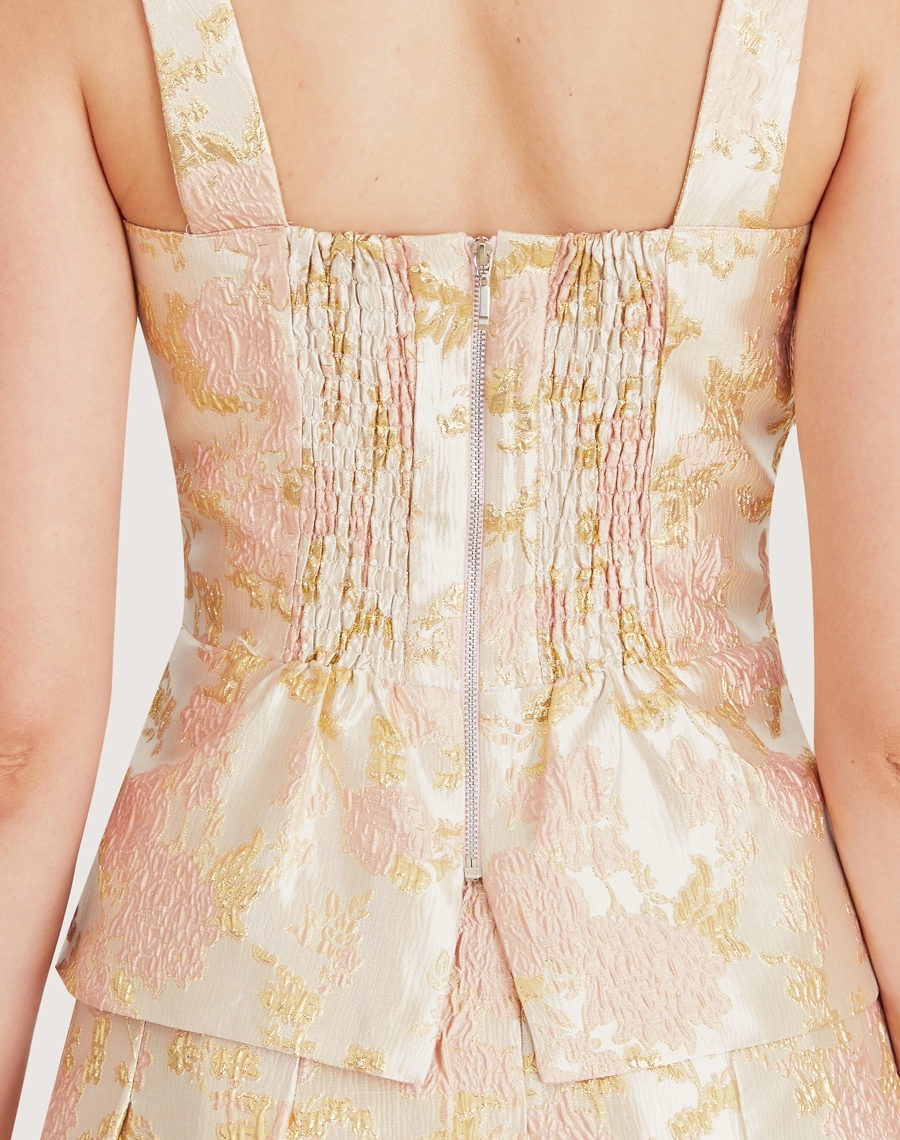 O Top Elisabete é confeccionado em jacquard, um tecido texturizado com caimento estruturado. Perfeito para transitar entre diferentes ocasiões, como coquetéis, jantares especiais ou ocasiões formais.