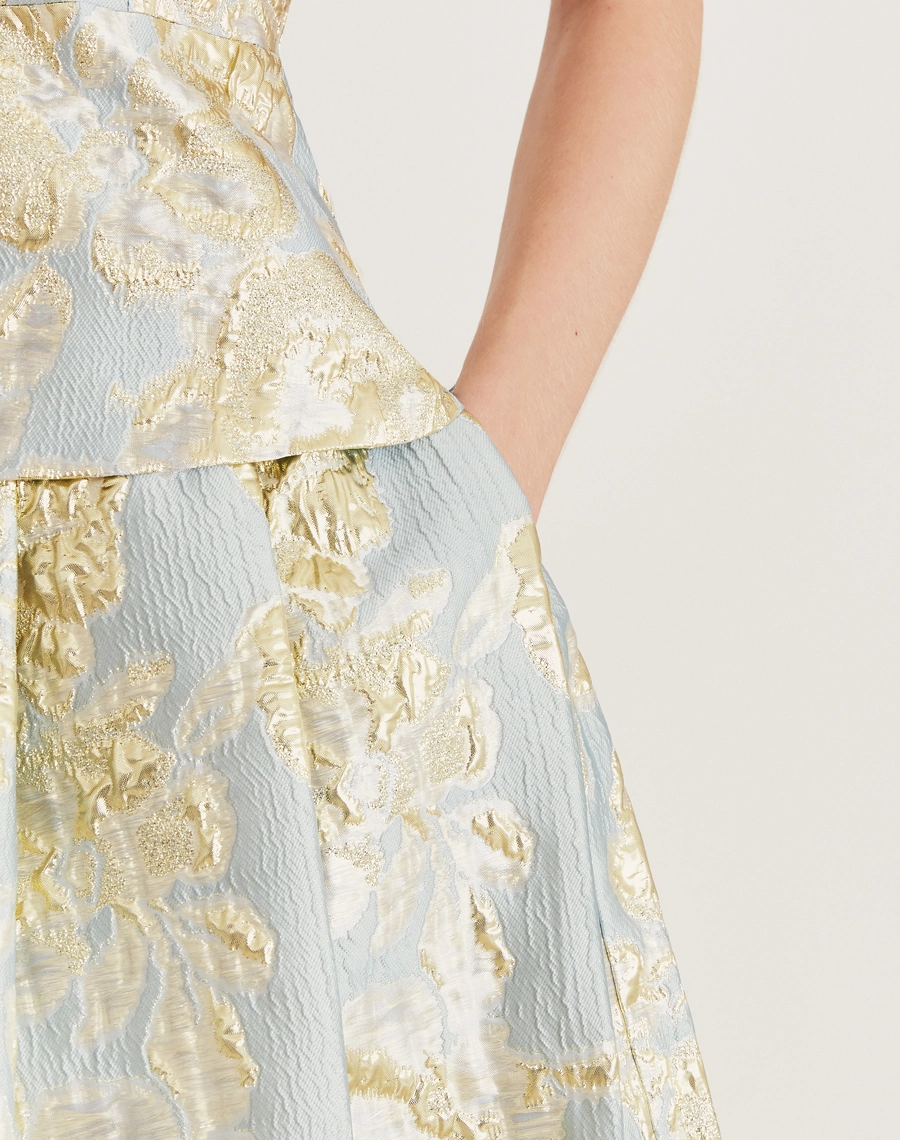A Saia Midi Elisa é confeccionada em jacquard. Perfeita para transitar entre diferentes ocasiões, como coquetéis, jantares românticos e encontros especiais.