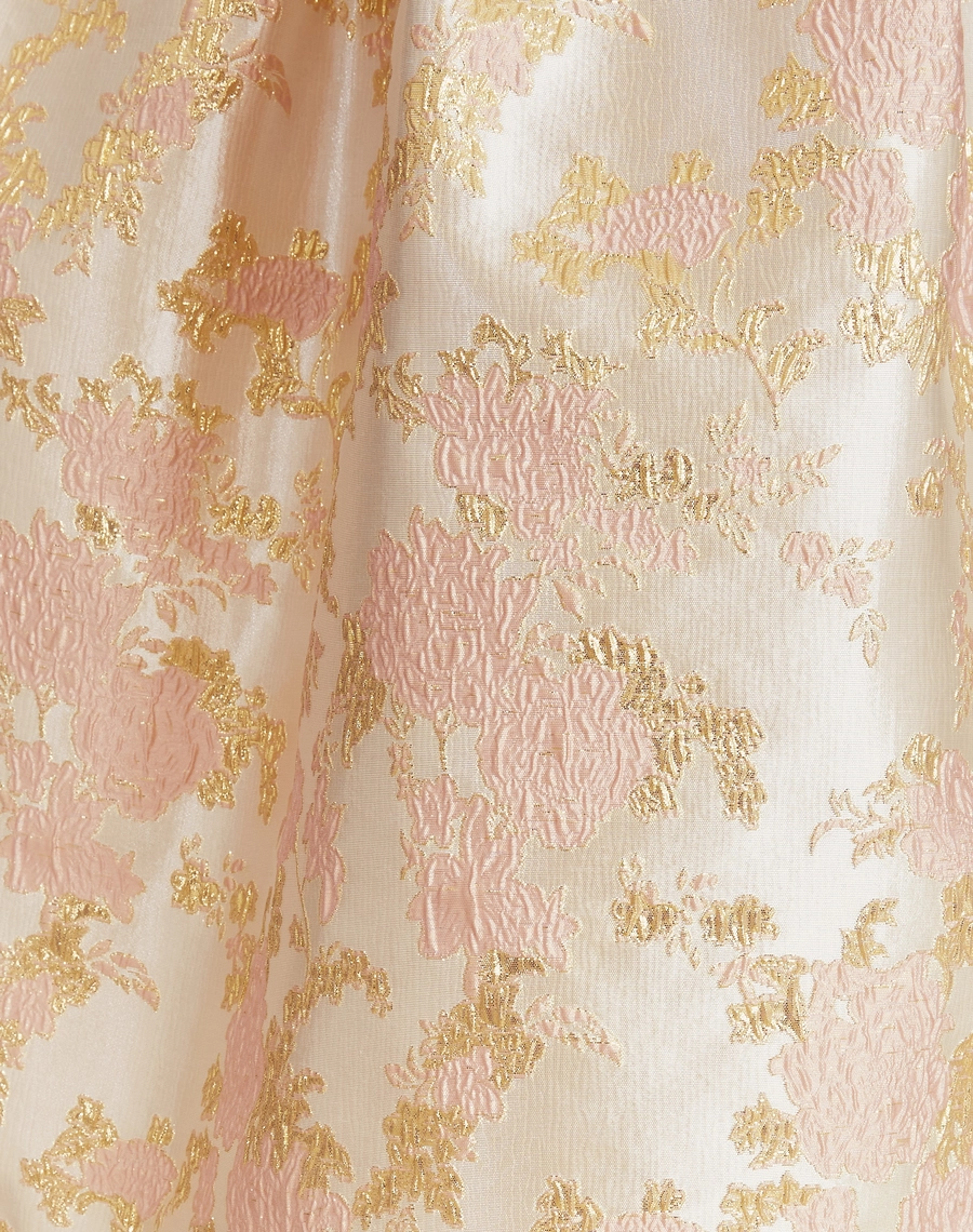 A Saia Midi Elisa é confeccionada em jacquard. Perfeita para transitar entre diferentes ocasiões, como coquetéis, jantares românticos e encontros especiais.