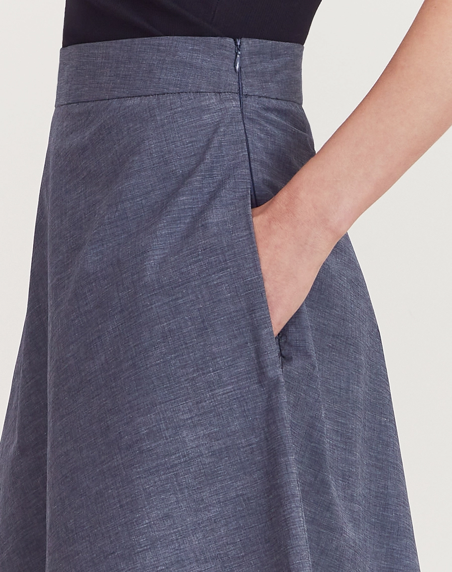 A Saia Midi Iolanda é confeccionada em Jeans Paper, tecido leve, macio e com aspecto fosco, a peça oferece conforto e um caimento fluido, ideal para composições elegantes e versáteis.