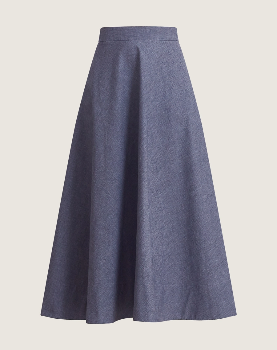A Saia Midi Iolanda é confeccionada em Jeans Paper, tecido leve, macio e com aspecto fosco, a peça oferece conforto e um caimento fluido, ideal para composições elegantes e versáteis.