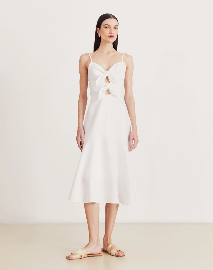 O Vestido Midi Suzi é confeccionado em linho, conhecido por seu toque fresco, caimento estruturado e visual elegante com textura levemente rústica. 