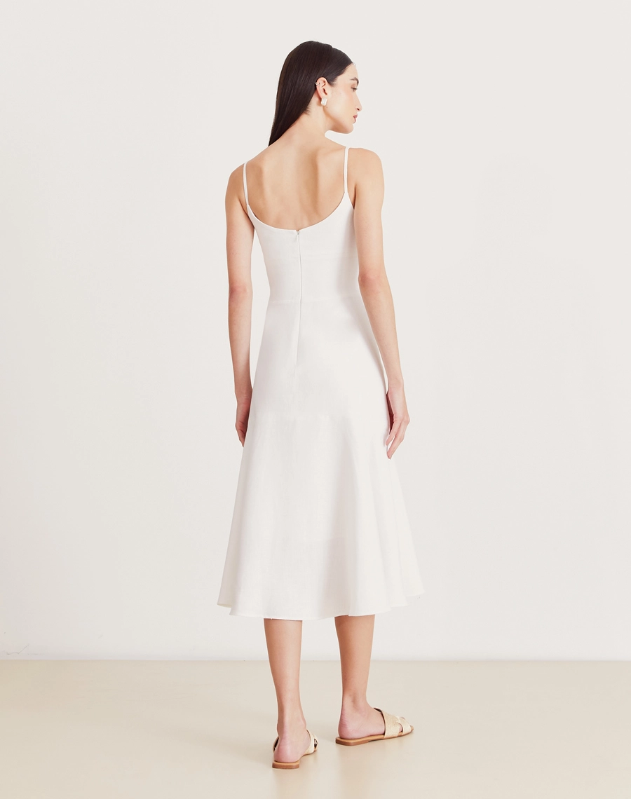 O Vestido Midi Suzi é confeccionado em linho, conhecido por seu toque fresco, caimento estruturado e visual elegante com textura levemente rústica. 