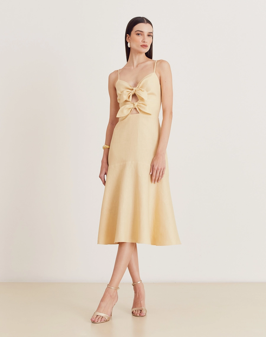 O Vestido Midi Suzi é confeccionado em linho, conhecido por seu toque fresco, caimento estruturado e visual elegante com textura levemente rústica. 