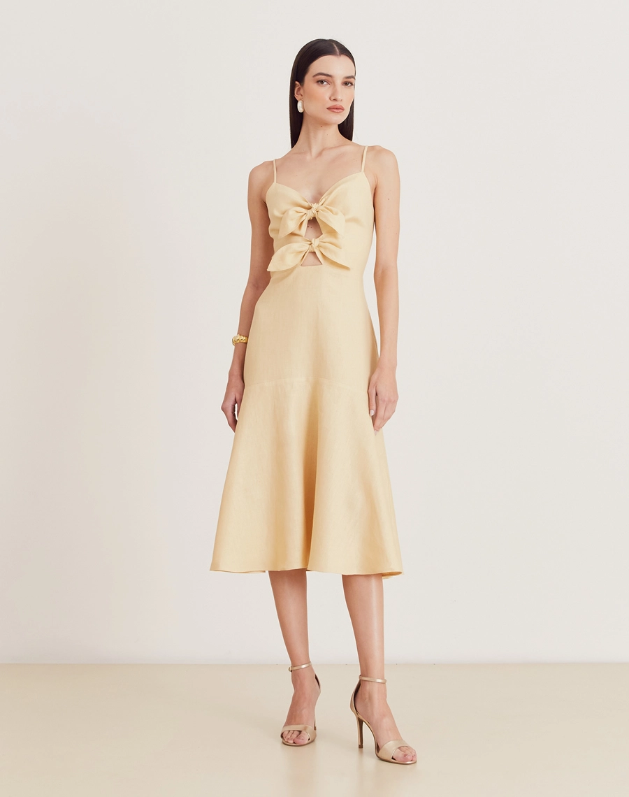 O Vestido Midi Suzi é confeccionado em linho, conhecido por seu toque fresco, caimento estruturado e visual elegante com textura levemente rústica. 