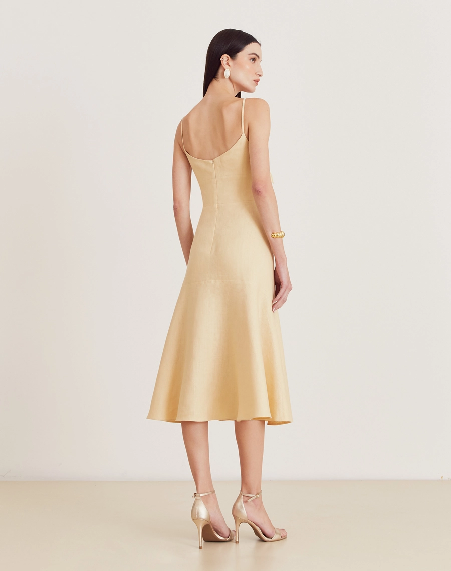 O Vestido Midi Suzi é confeccionado em linho, conhecido por seu toque fresco, caimento estruturado e visual elegante com textura levemente rústica. 