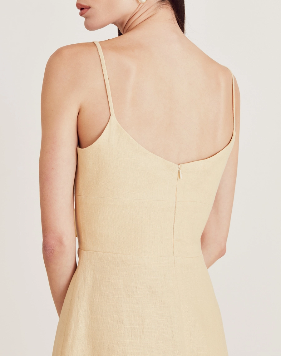 O Vestido Midi Suzi é confeccionado em linho, conhecido por seu toque fresco, caimento estruturado e visual elegante com textura levemente rústica. 