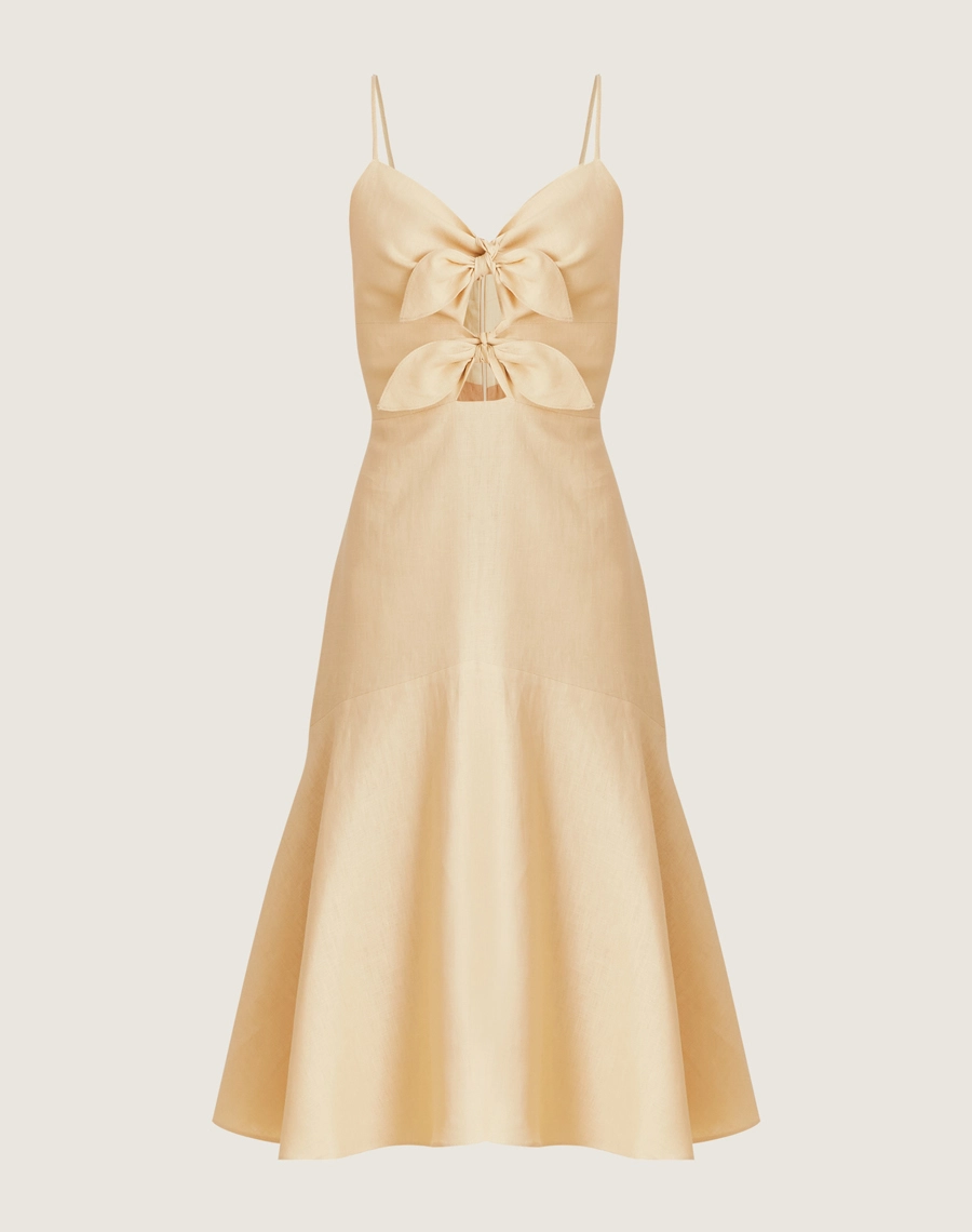 O Vestido Midi Suzi é confeccionado em linho, conhecido por seu toque fresco, caimento estruturado e visual elegante com textura levemente rústica. 