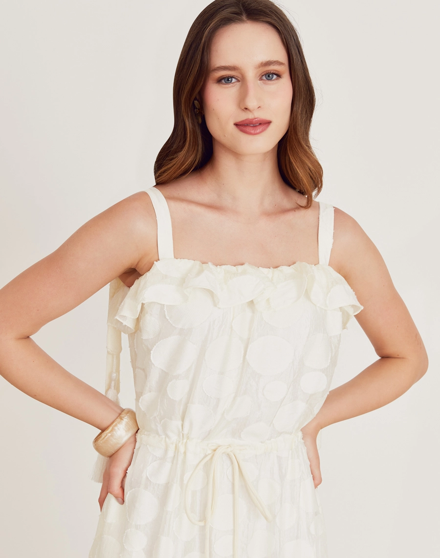 O Vestido Longo Anna é confeccionado em viscose mista com detalhes geométricos bordados. É perfeito para passeios diurnos, almoços casuais ou coquetéis informais.