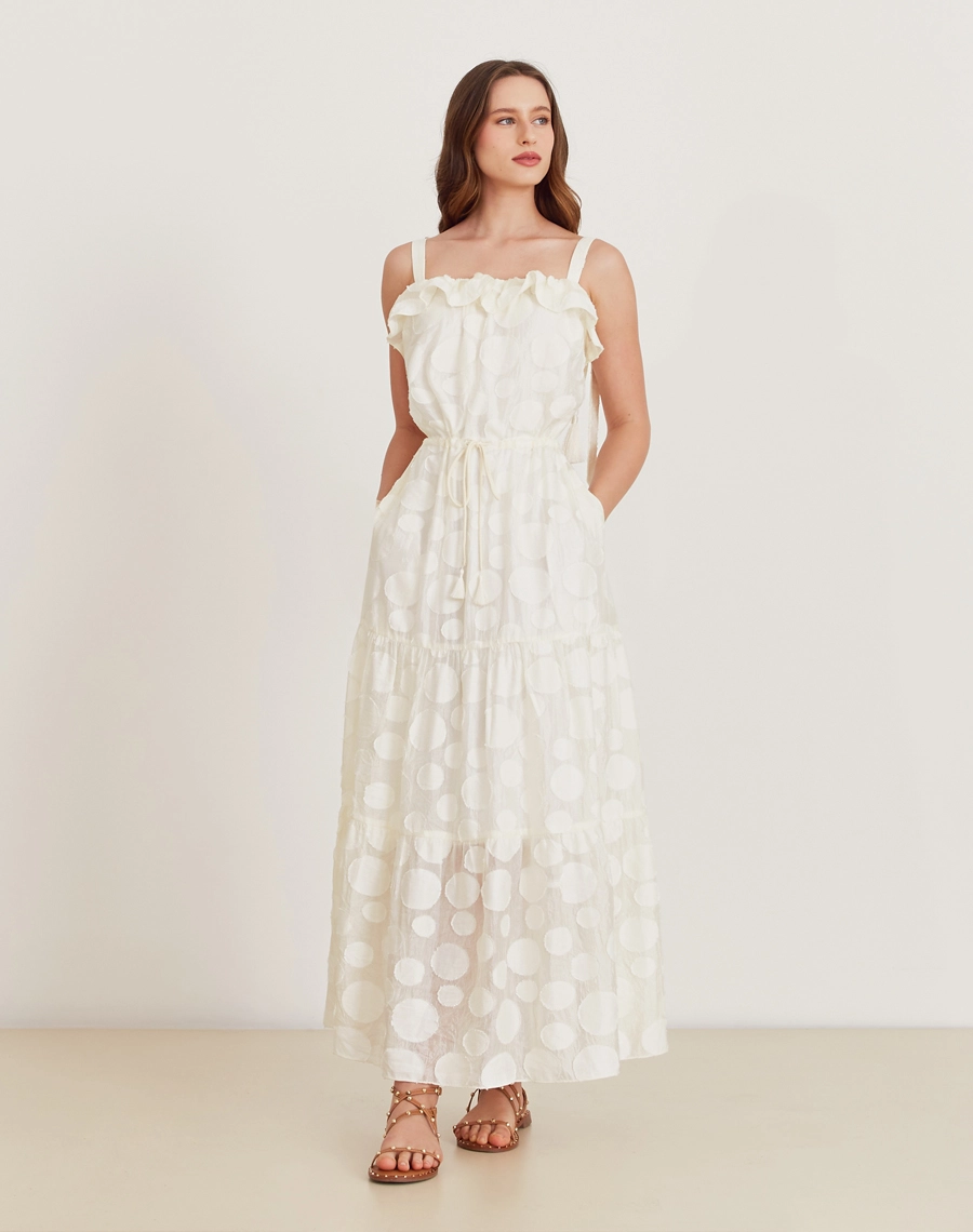 O Vestido Longo Anna é confeccionado em viscose mista com detalhes geométricos bordados. É perfeito para passeios diurnos, almoços casuais ou coquetéis informais.