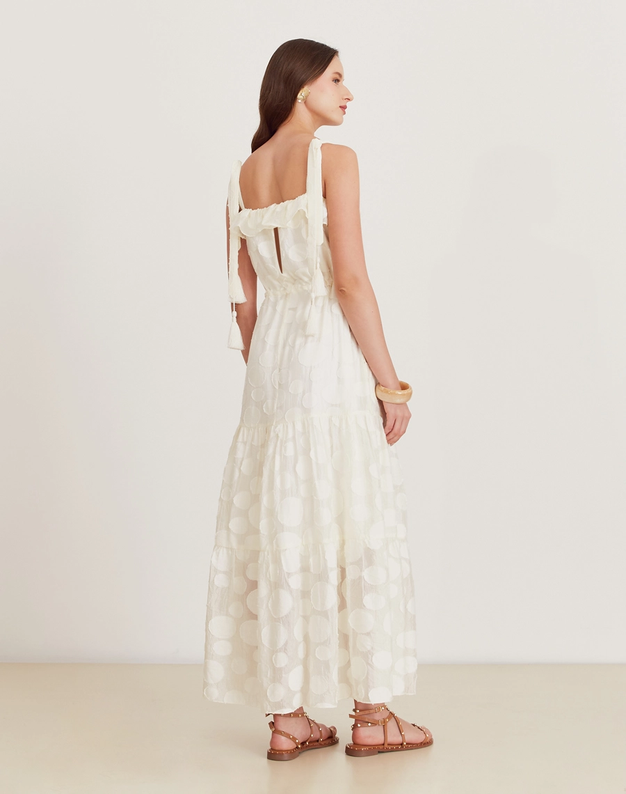 O Vestido Longo Anna é confeccionado em viscose mista com detalhes geométricos bordados. É perfeito para passeios diurnos, almoços casuais ou coquetéis informais.