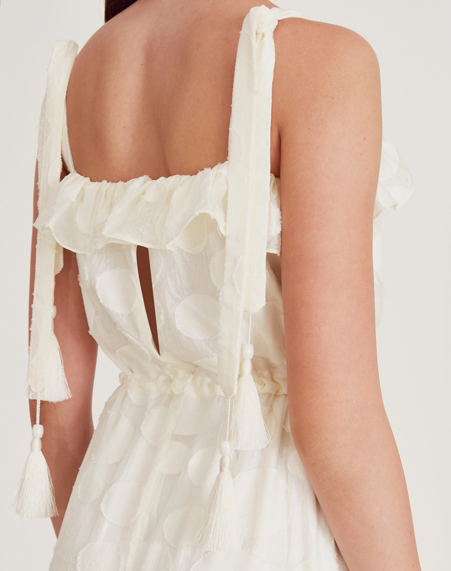 O Vestido Longo Anna é confeccionado em viscose mista com detalhes geométricos bordados. É perfeito para passeios diurnos, almoços casuais ou coquetéis informais.