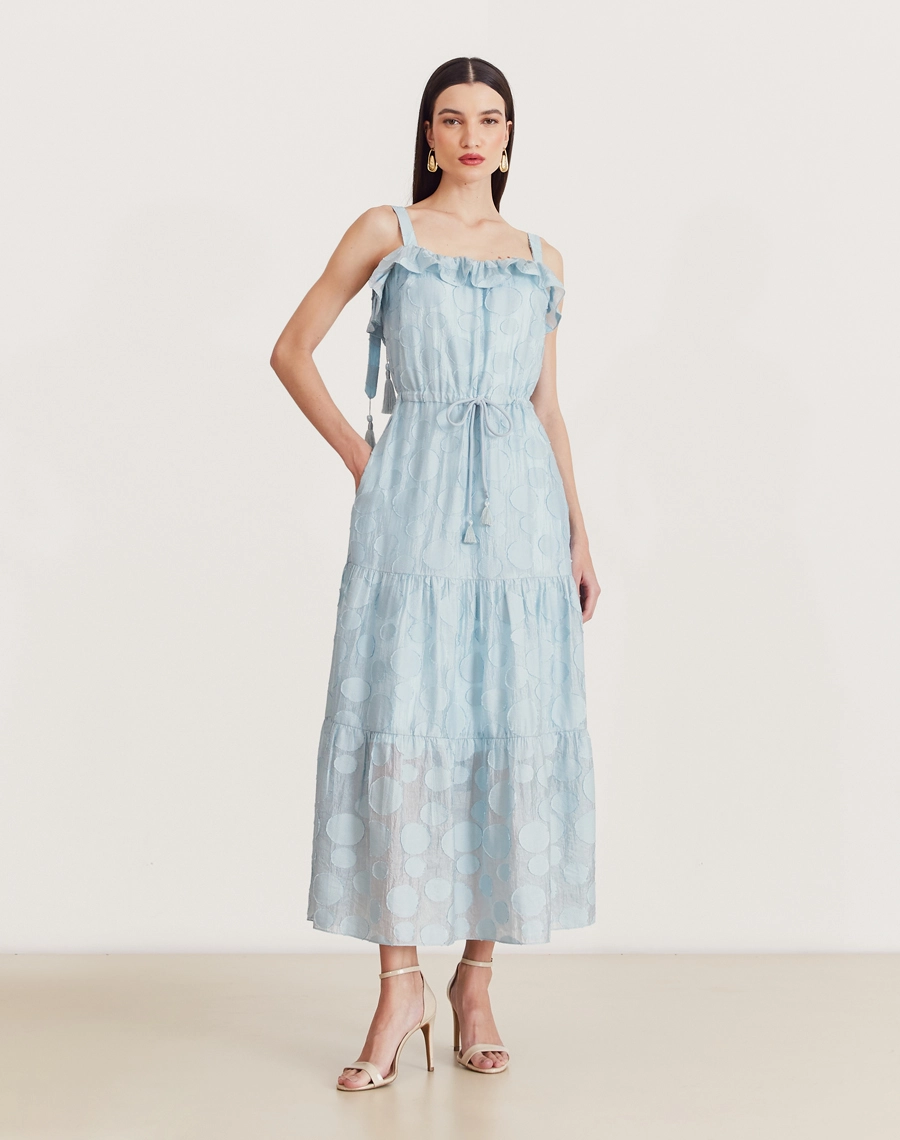 O Vestido Longo Anna é confeccionado em viscose mista com detalhes geométricos bordados. É perfeito para passeios diurnos, almoços casuais ou coquetéis informais.