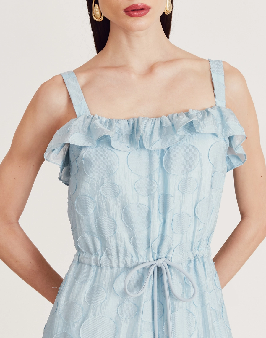 O Vestido Longo Anna é confeccionado em viscose mista com detalhes geométricos bordados. É perfeito para passeios diurnos, almoços casuais ou coquetéis informais.