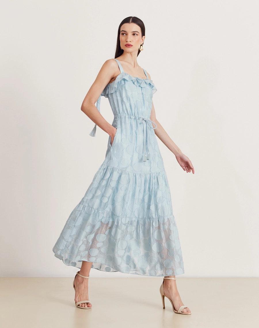 O Vestido Longo Anna é confeccionado em viscose mista com detalhes geométricos bordados. É perfeito para passeios diurnos, almoços casuais ou coquetéis informais.