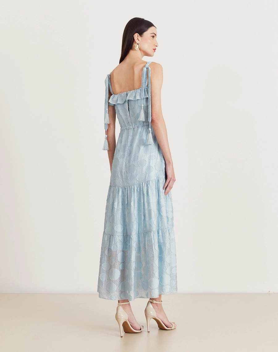 O Vestido Longo Anna é confeccionado em viscose mista com detalhes geométricos bordados. É perfeito para passeios diurnos, almoços casuais ou coquetéis informais.