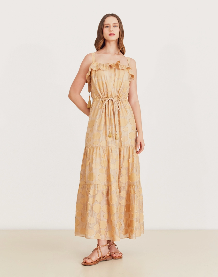 O Vestido Longo Anna é confeccionado em viscose mista com detalhes geométricos bordados. É perfeito para passeios diurnos, almoços casuais ou coquetéis informais.