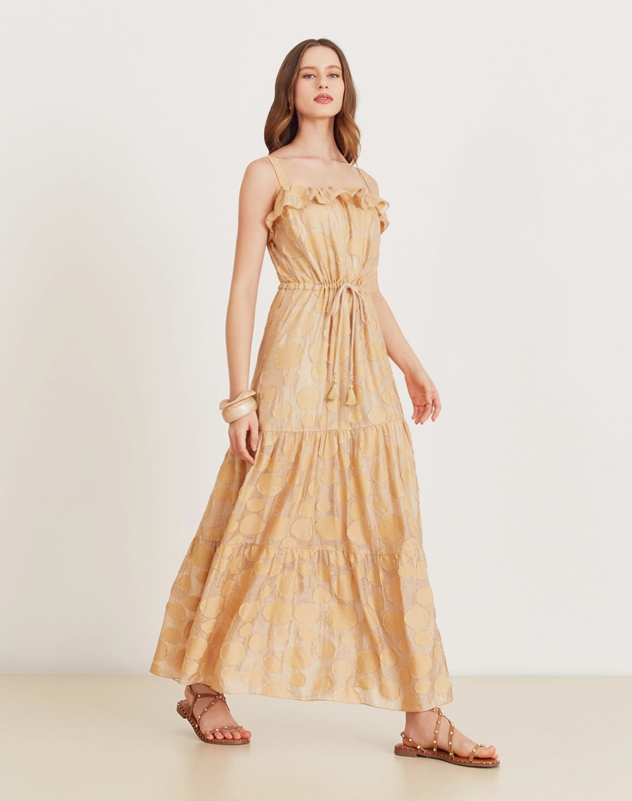 O Vestido Longo Anna é confeccionado em viscose mista com detalhes geométricos bordados. É perfeito para passeios diurnos, almoços casuais ou coquetéis informais.