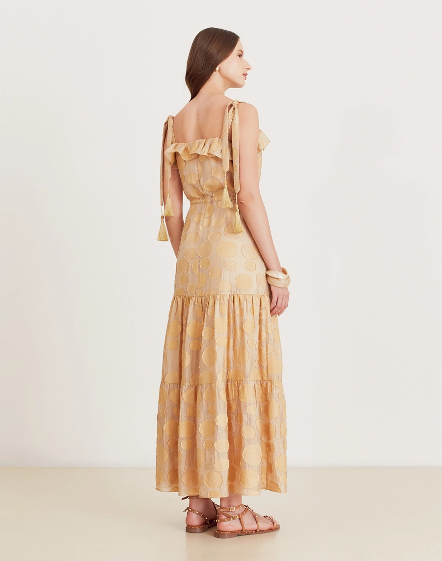O Vestido Longo Anna é confeccionado em viscose mista com detalhes geométricos bordados. É perfeito para passeios diurnos, almoços casuais ou coquetéis informais.