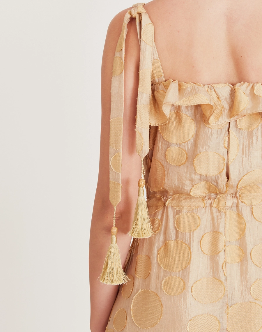 O Vestido Longo Anna é confeccionado em viscose mista com detalhes geométricos bordados. É perfeito para passeios diurnos, almoços casuais ou coquetéis informais.