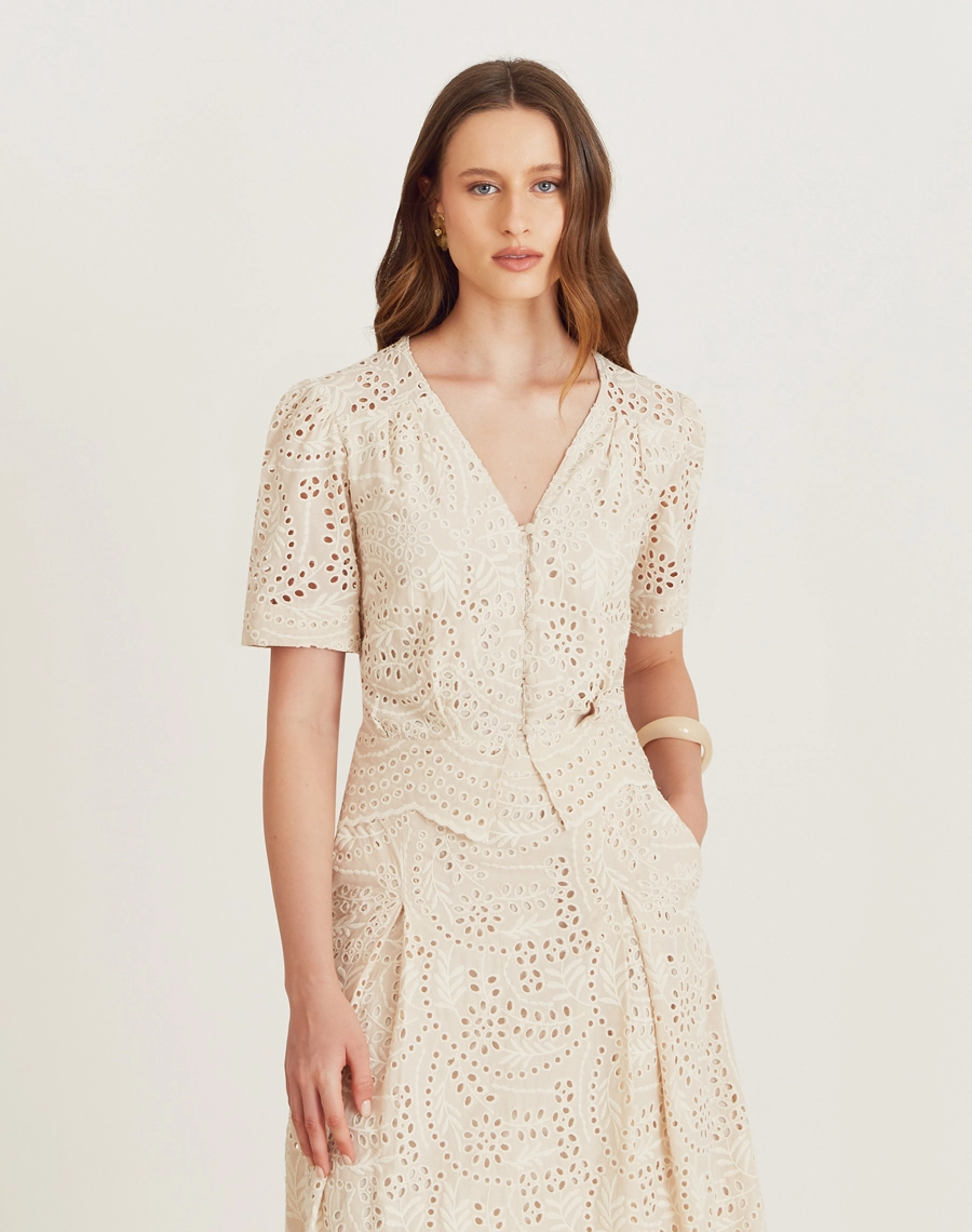 A Blusa Celine é confeccionada em laise, um tecido leve e versátil, com bordados vazados que dão um toque de delicadeza. Versátil e elegante, a Blusa Celine é perfeita para compor looks que vão do dia à noite. Ideal para brunchs, encontros ou coquetéis. 