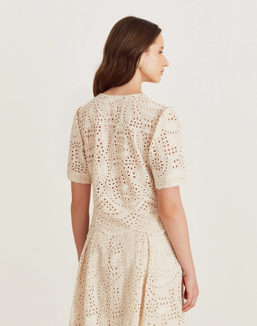 A Blusa Celine é confeccionada em laise, um tecido leve e versátil, com bordados vazados que dão um toque de delicadeza. Versátil e elegante, a Blusa Celine é perfeita para compor looks que vão do dia à noite. Ideal para brunchs, encontros ou coquetéis. 