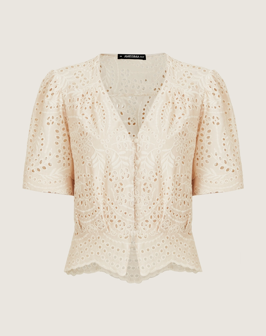 A Blusa Celine é confeccionada em laise, um tecido leve e versátil, com bordados vazados que dão um toque de delicadeza. Versátil e elegante, a Blusa Celine é perfeita para compor looks que vão do dia à noite. Ideal para brunchs, encontros ou coquetéis. 
