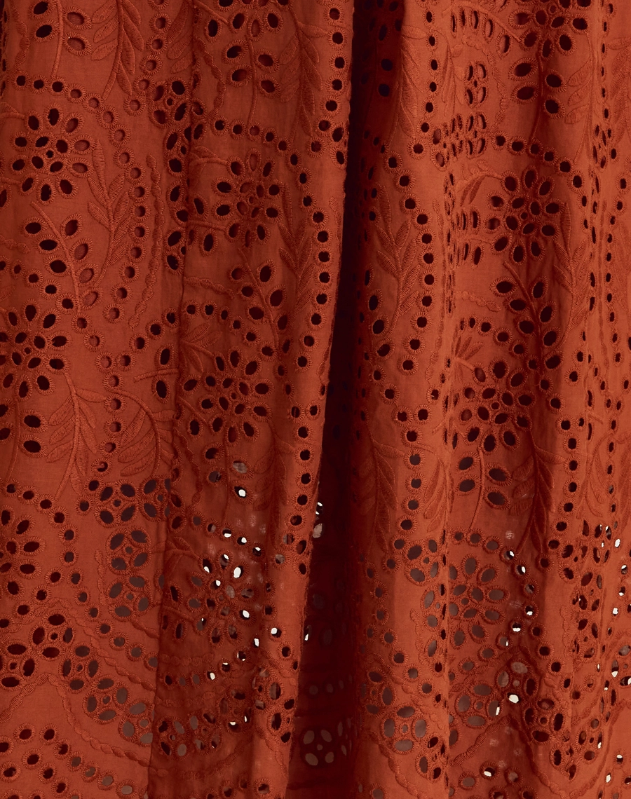 A Saia Midi Celine é confeccionada em laise, um tecido leve e versátil, com bordados vazados que dão um toque de delicadeza.