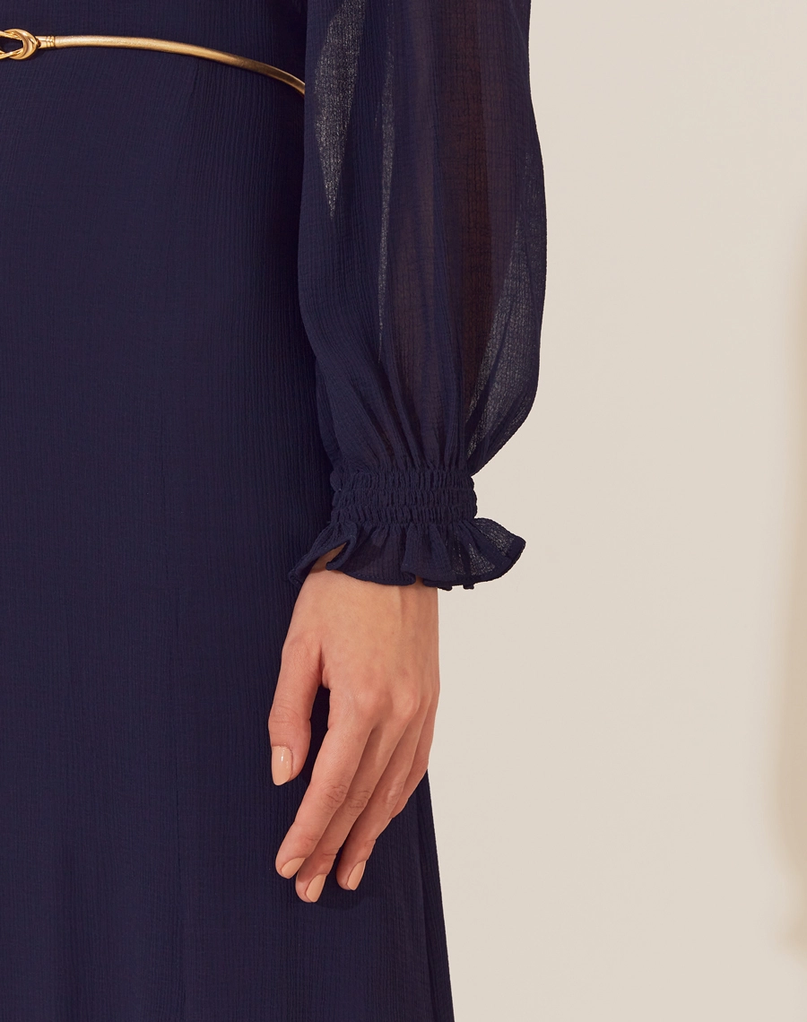 O Vestido Longo Ivone é confeccionado em chiffon youro, tecido levemente texturizado e fluido, com forro para maior conforto. Apresenta um estilo único, romântico e sofisticado, sendo perfeito para casamentos, formaturas e jantares elegantes.