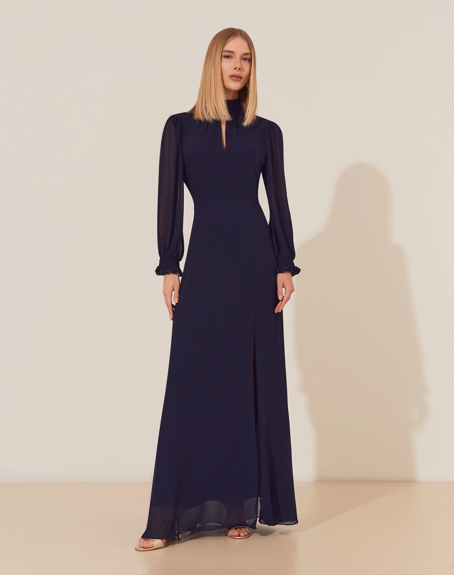 O Vestido Longo Ivone é confeccionado em chiffon youro, tecido levemente texturizado e fluido, com forro para maior conforto. Apresenta um estilo único, romântico e sofisticado, sendo perfeito para casamentos, formaturas e jantares elegantes.