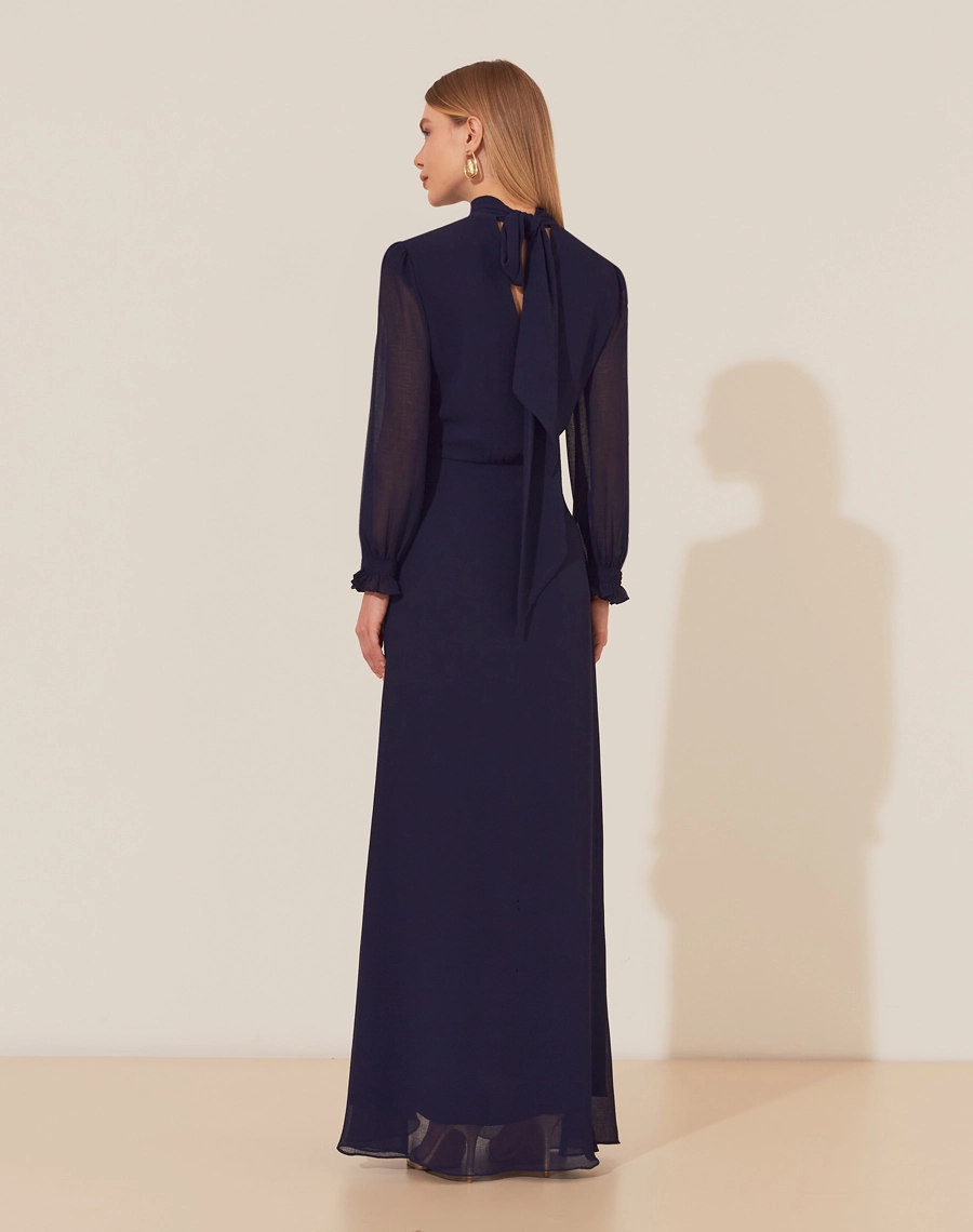 O Vestido Longo Ivone é confeccionado em chiffon youro, tecido levemente texturizado e fluido, com forro para maior conforto. Apresenta um estilo único, romântico e sofisticado, sendo perfeito para casamentos, formaturas e jantares elegantes.