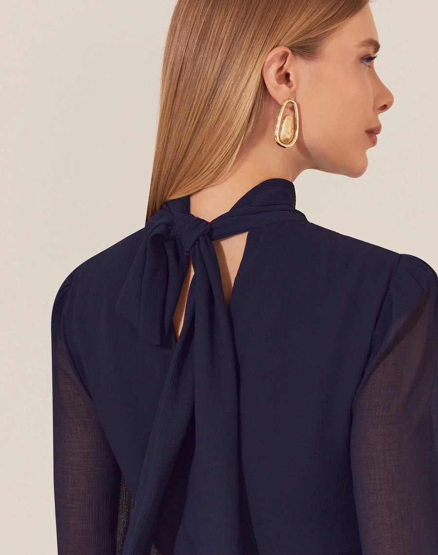 O Vestido Longo Ivone é confeccionado em chiffon youro, tecido levemente texturizado e fluido, com forro para maior conforto. Apresenta um estilo único, romântico e sofisticado, sendo perfeito para casamentos, formaturas e jantares elegantes.