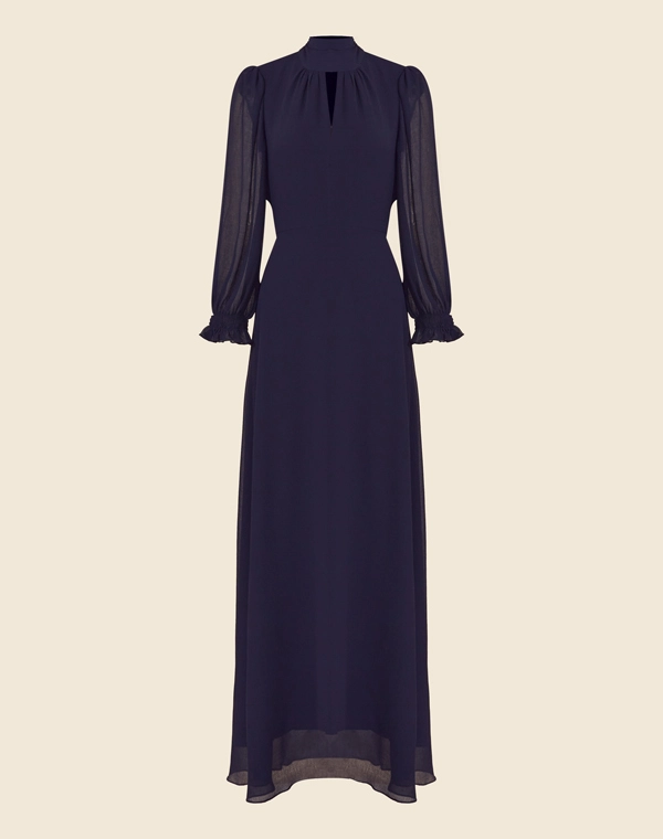 O Vestido Longo Ivone é confeccionado em chiffon youro, tecido levemente texturizado e fluido, com forro para maior conforto. Apresenta um estilo único, romântico e sofisticado, sendo perfeito para casamentos, formaturas e jantares elegantes.