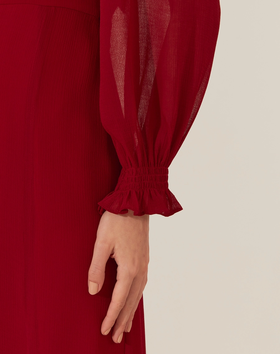 O Vestido Longo Ivone é confeccionado em chiffon youro, tecido levemente texturizado e fluido, com forro para maior conforto. Apresenta um estilo único, romântico e sofisticado, sendo perfeito para casamentos, formaturas e jantares elegantes.
