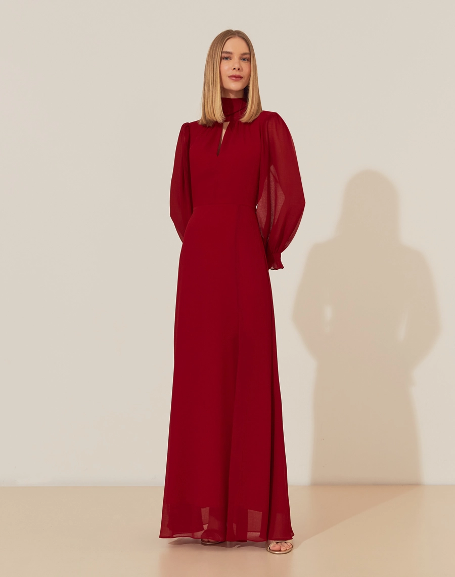 O Vestido Longo Ivone é confeccionado em chiffon youro, tecido levemente texturizado e fluido, com forro para maior conforto. Apresenta um estilo único, romântico e sofisticado, sendo perfeito para casamentos, formaturas e jantares elegantes.