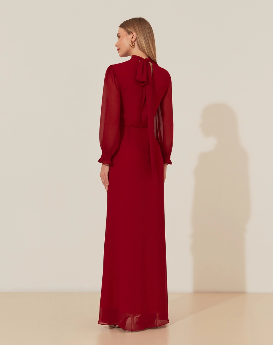 O Vestido Longo Ivone é confeccionado em chiffon youro, tecido levemente texturizado e fluido, com forro para maior conforto. Apresenta um estilo único, romântico e sofisticado, sendo perfeito para casamentos, formaturas e jantares elegantes.