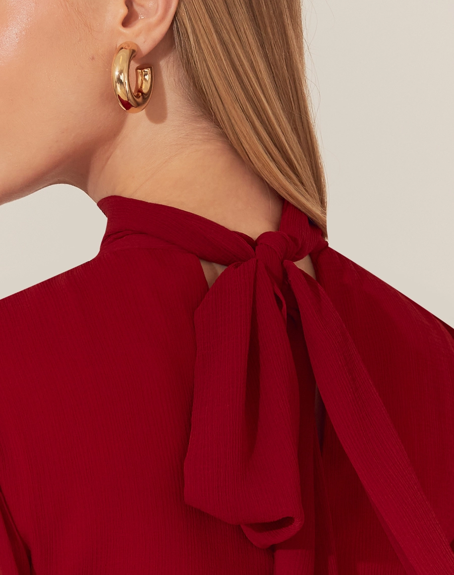 O Vestido Longo Ivone é confeccionado em chiffon youro, tecido levemente texturizado e fluido, com forro para maior conforto. Apresenta um estilo único, romântico e sofisticado, sendo perfeito para casamentos, formaturas e jantares elegantes.