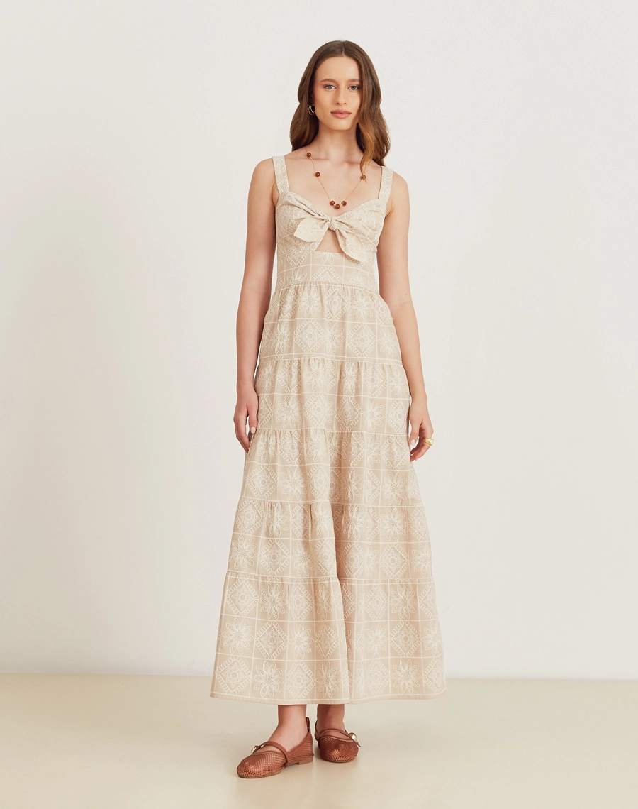 O Vestido Midi Luciana é confeccionado em cambraia bordada, perfeito para os dias mais quentes. Ideal para brunches, batizados, piqueniques ou eventos diurnos.