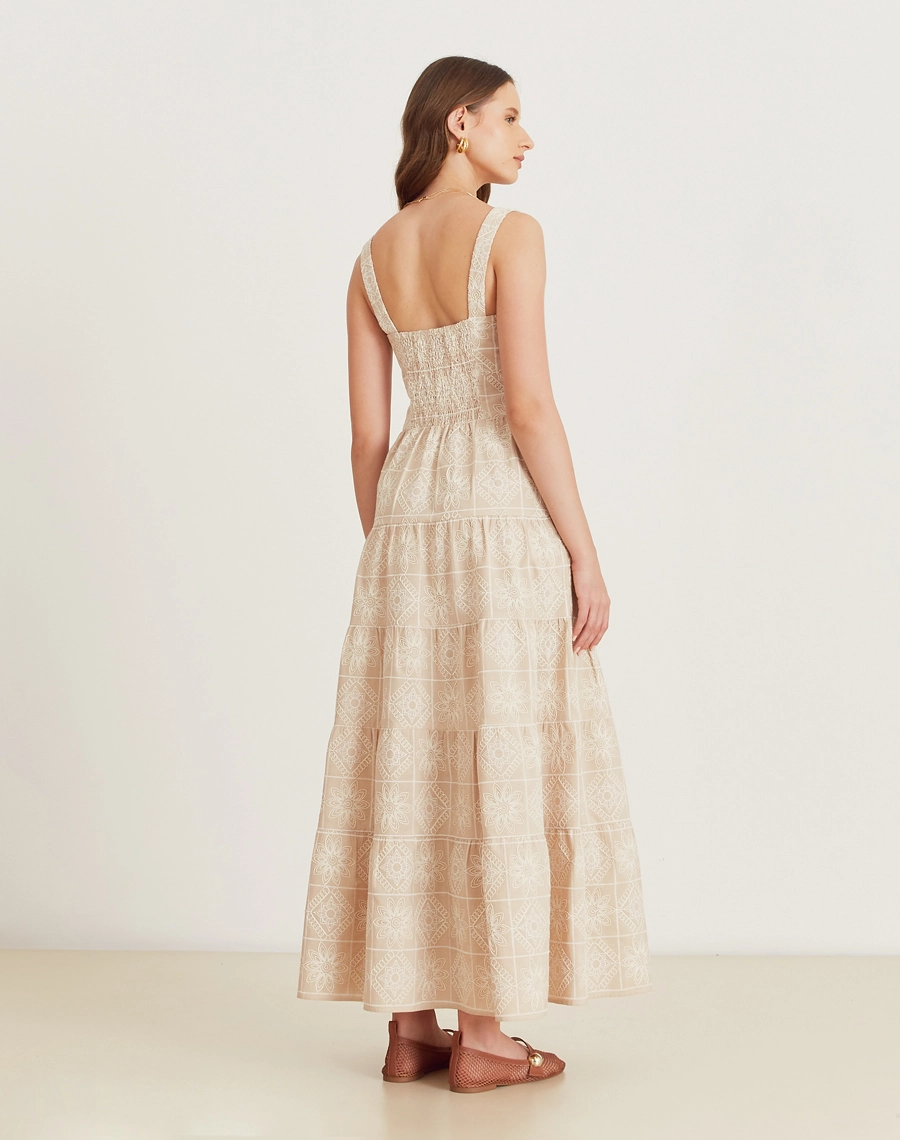 O Vestido Midi Luciana é confeccionado em cambraia bordada, perfeito para os dias mais quentes. Ideal para brunches, batizados, piqueniques ou eventos diurnos.