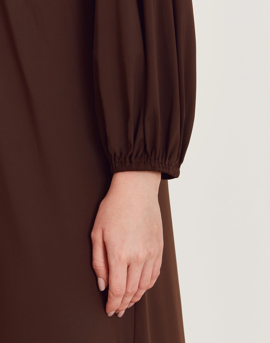 O Vestido Longo Mayla é confeccionado em malha fluity. Perfeito para coquetéis, passeios ao ar livre, eventos especiais ou jantares à noite.