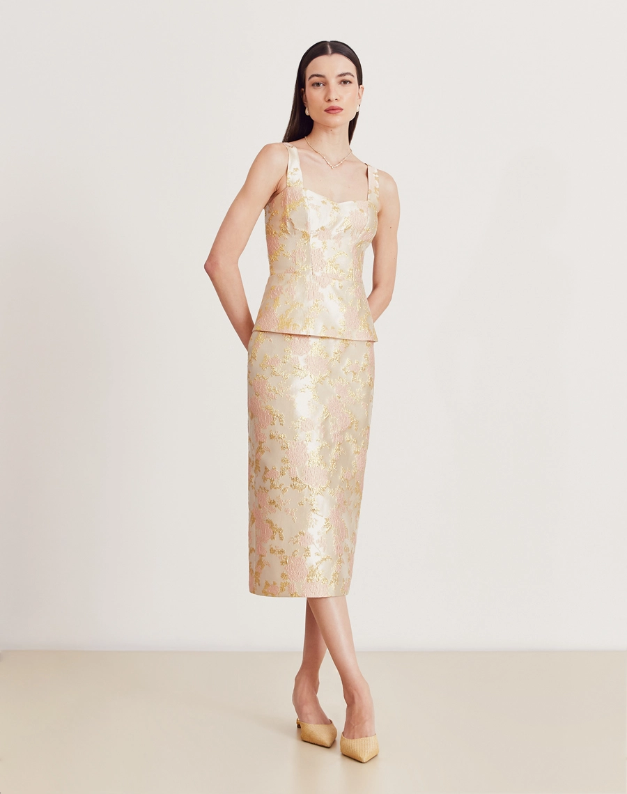 Vestido midi em jacquard com folhas douradas, decote coração, peplum e fenda traseira. Elegante e confortável para eventos especiais.

