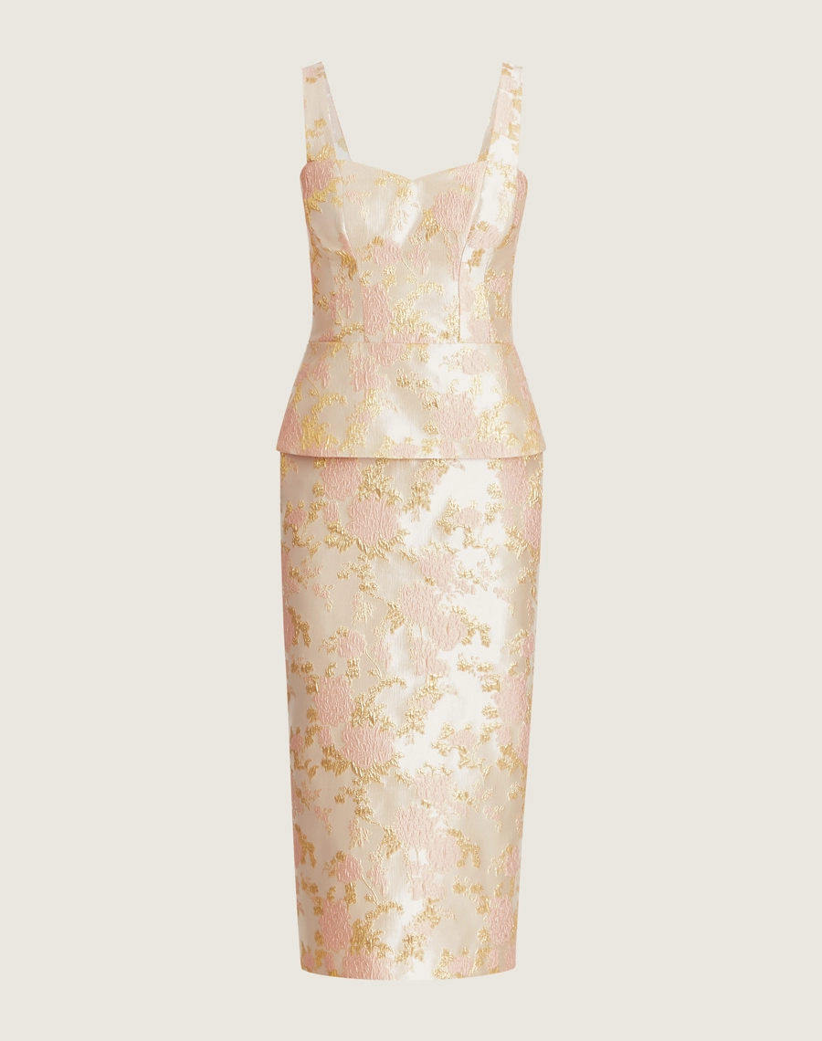 Vestido midi em jacquard com folhas douradas, decote coração, peplum e fenda traseira. Elegante e confortável para eventos especiais.

