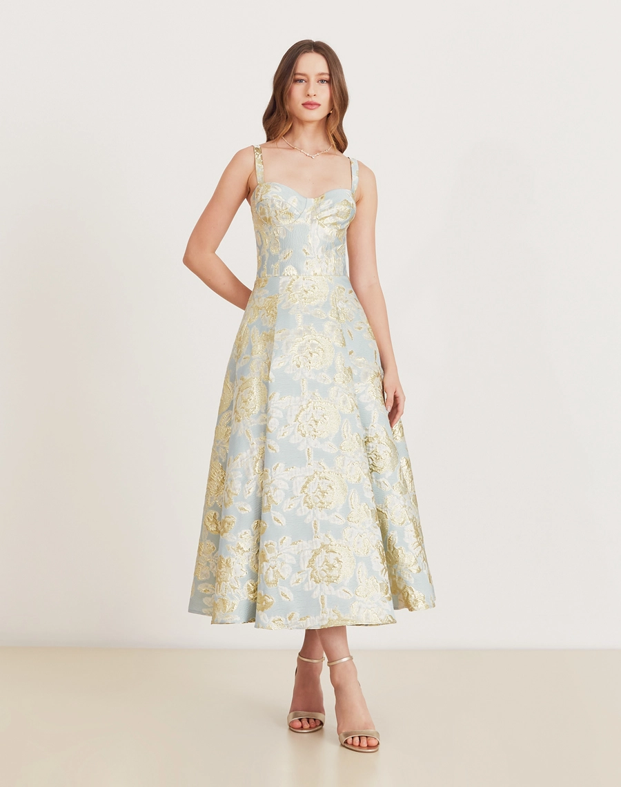 O Vestido Midi Heloá é confeccionado em jacquard, um tecido texturizado com caimento estruturado. Perfeito para transitar entre diferentes ocasiões, como coquetéis, jantares românticos e encontros especiais.