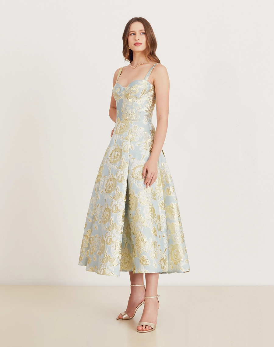 O Vestido Midi Heloá é confeccionado em jacquard, um tecido texturizado com caimento estruturado. Perfeito para transitar entre diferentes ocasiões, como coquetéis, jantares românticos e encontros especiais.