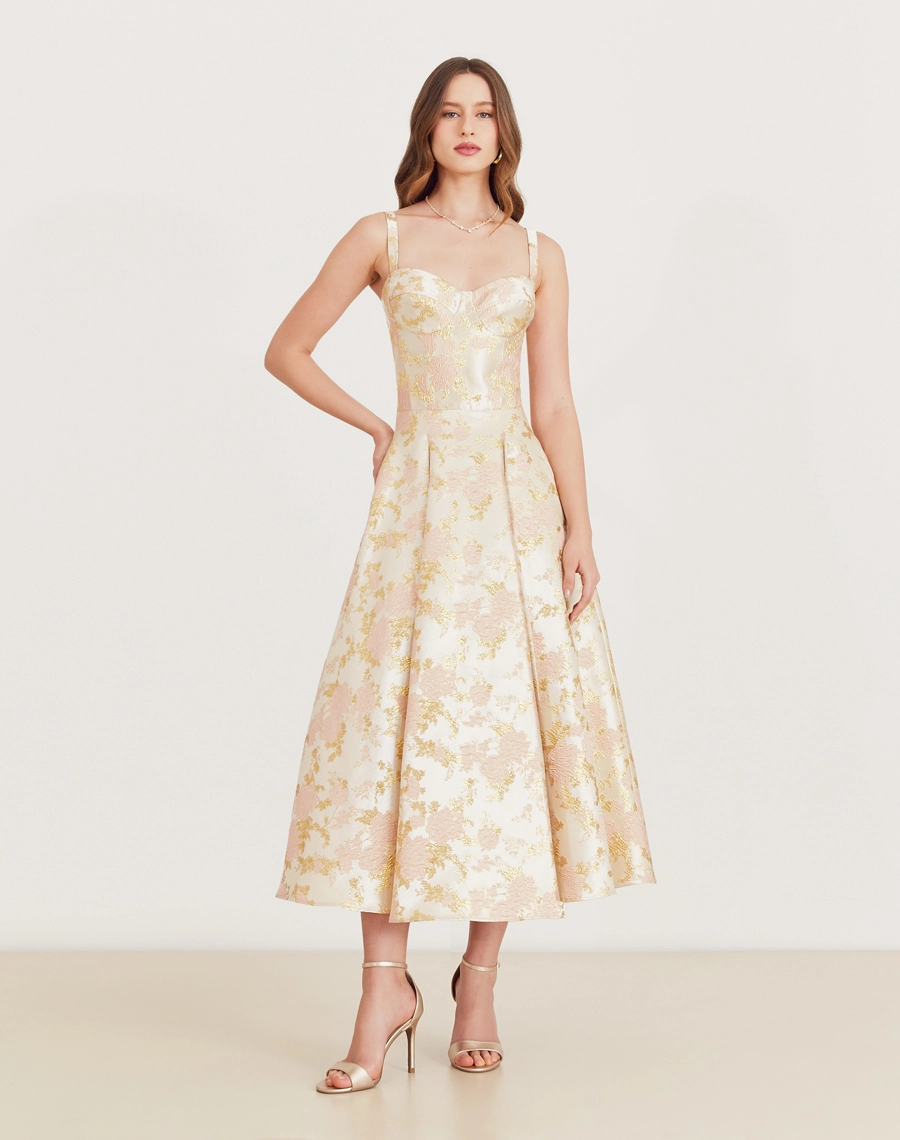O Vestido Midi Heloá é confeccionado em jacquard, um tecido texturizado com caimento estruturado. Perfeito para transitar entre diferentes ocasiões, como coquetéis, jantares românticos e encontros especiais.