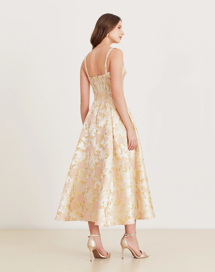O Vestido Midi Heloá é confeccionado em jacquard, um tecido texturizado com caimento estruturado. Perfeito para transitar entre diferentes ocasiões, como coquetéis, jantares românticos e encontros especiais.