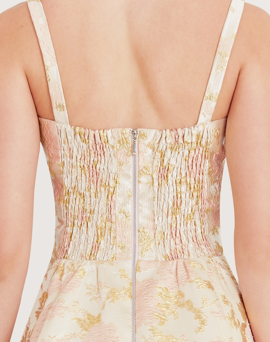 O Vestido Midi Heloá é confeccionado em jacquard, um tecido texturizado com caimento estruturado. Perfeito para transitar entre diferentes ocasiões, como coquetéis, jantares românticos e encontros especiais.