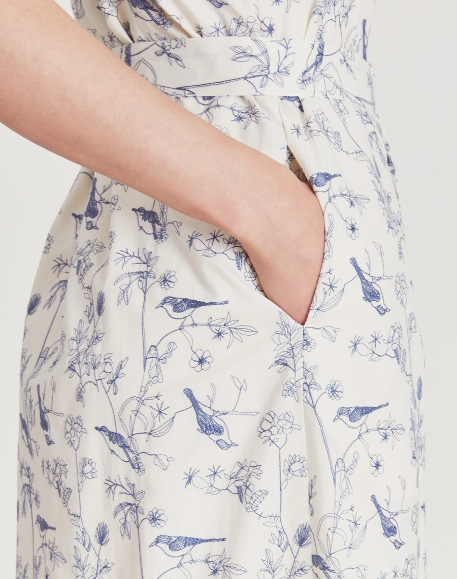 O Vestido Midi Valeri é confeccionado em cambraia bordada. Versátil e elegante, transita por brunchs, eventos casuais ou reuniões informais.