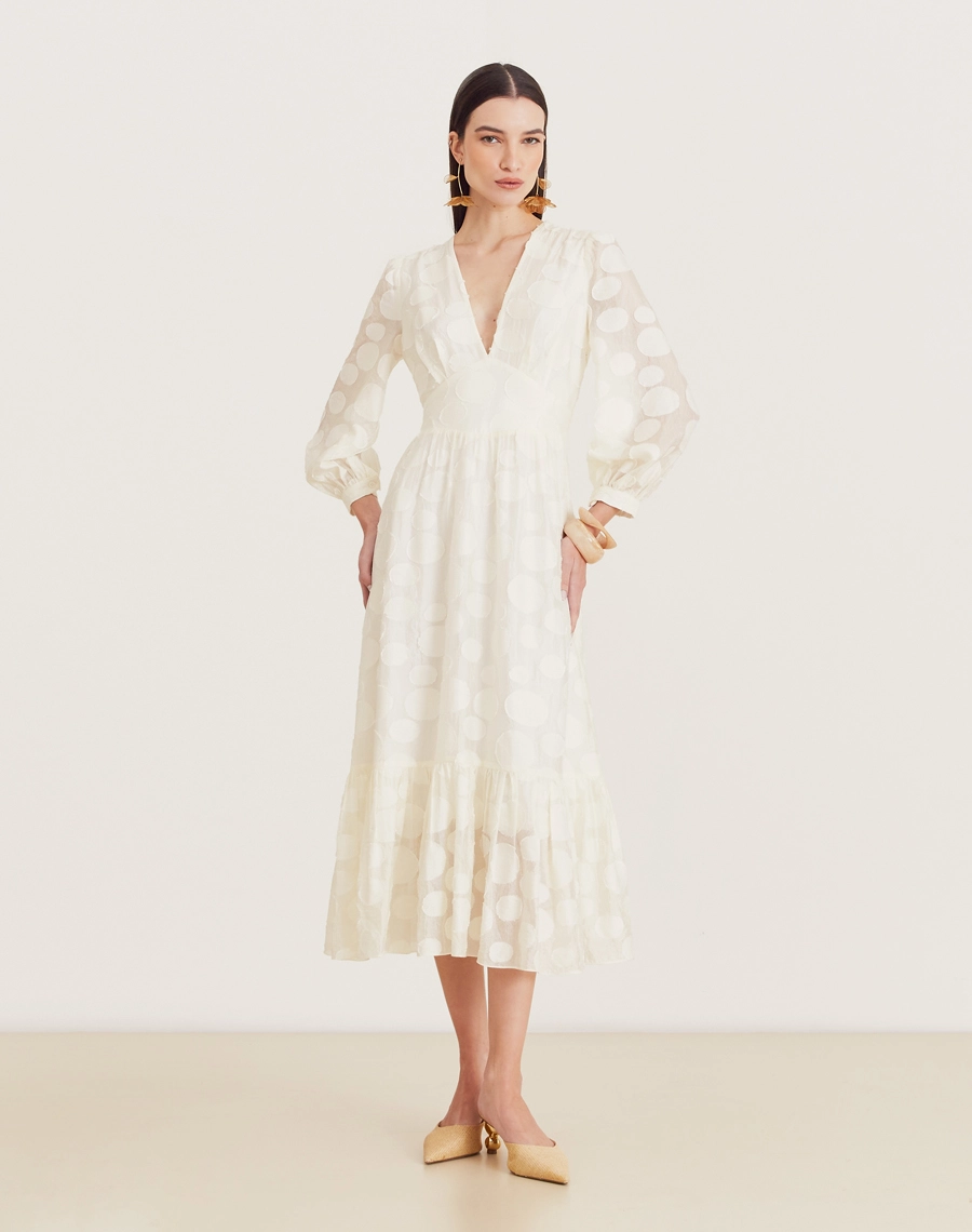 O Vestido Midi Moss é confeccionado em viscose mista com detalhes geométricos bordados, possuindo caimento fluido e sendo menos propenso a amassar, perfeito para o dia a dia. Esse vestido midi é versátil e elegante, perfeito para passeios diurnos, almoços casuais ou coquetéis informais.